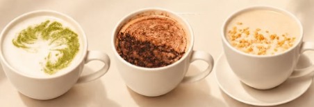Ореховая матча, бананово-шоколадный латте и раф урбеч в белых чашках